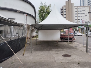 TENDA CHAPÉU DE BRUXA 5X5MTS BRANCA